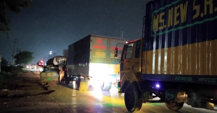 ৯ ঘণ্টায়ও স্বাভাবিক হয়নি ঢাকা-সিলেট মহাসড়কের যানজট