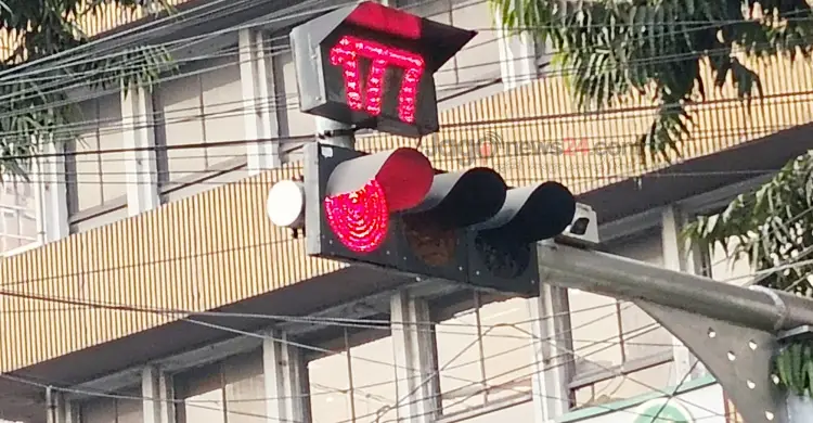 স্বয়ংক্রিয় ট্রাফিক সিগন্যালও মানতে অনীহা, এখনো ভরসা হাতের ইশারা