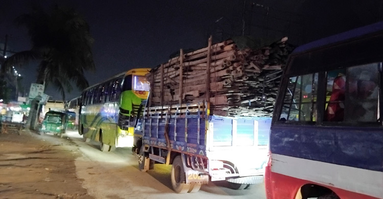 ৯ ঘণ্টায়ও স্বাভাবিক হয়নি ঢাকা-সিলেট মহাসড়কের যানজট