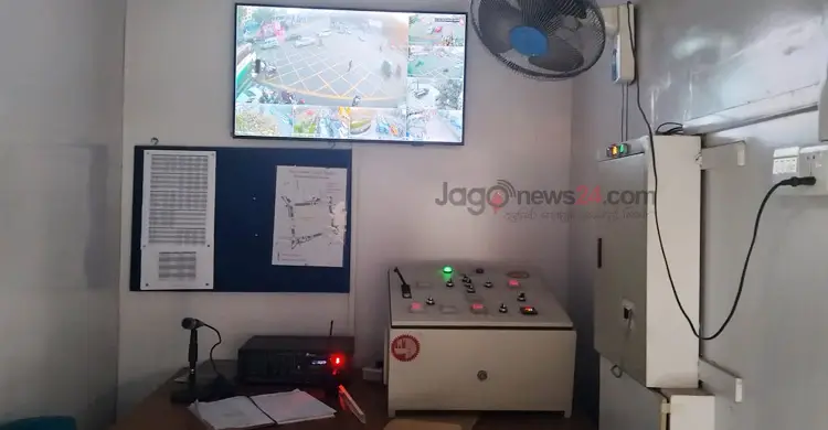 স্বয়ংক্রিয় ট্রাফিক সিগন্যালও মানতে অনীহা, এখনো ভরসা হাতের ইশারা