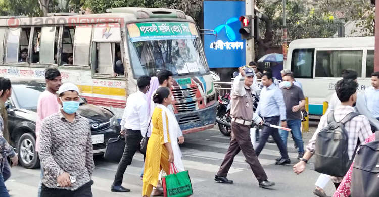 স্বয়ংক্রিয় সিগন্যাল থাকা সত্ত্বেও হাতের ইশারায় ট্রাফিক নিয়ন্ত্রণ