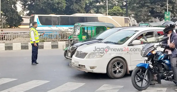 স্বয়ংক্রিয় ট্রাফিক সিগন্যালও মানতে অনীহা, এখনো ভরসা হাতের ইশারা