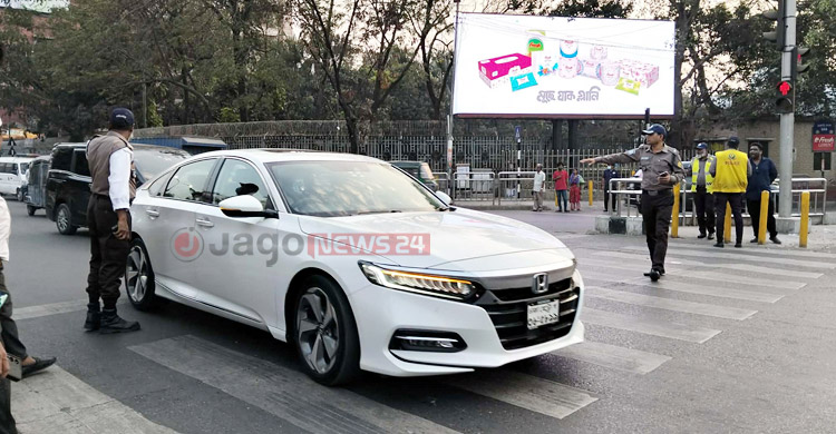 স্বয়ংক্রিয় সিগন্যাল থাকা সত্ত্বেও হাতের ইশারায় ট্রাফিক নিয়ন্ত্রণ