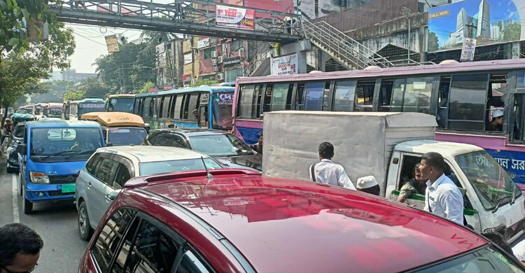 সায়েন্সল্যাব অবরোধ, ভ্যাপসা গরম-যানজটে নাকাল নগরবাসী