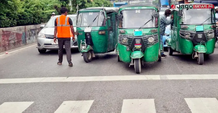 ক্যামেরার ভয়ে মানছে নিয়ম