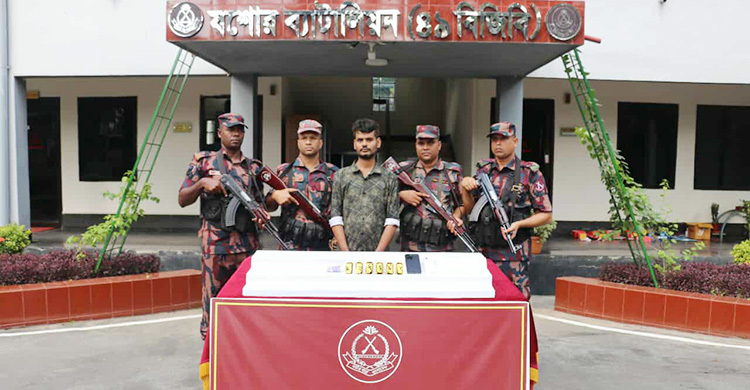 যশোরে সোনার ৬ বারসহ পাচারকারী আটক