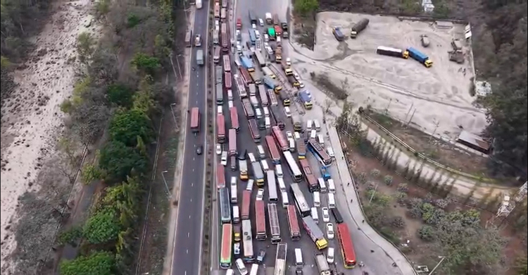 যমুনা সেতুতে যানজট এড়াতে ঢাকামুখী লেন বন্ধ রেখে গাড়ি পারাপার