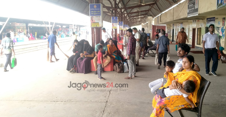 ছাদেও যাত্রীতে ঠাসা ট্রেন, ভোগাচ্ছে শিডিউল বিপর্যয়