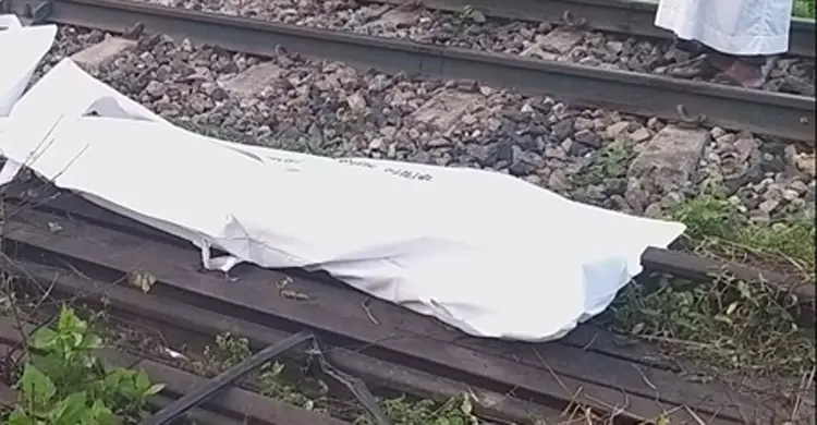 মোংলায় ট্রেনে কাটা পড়ে যুবতীর মৃত্যু