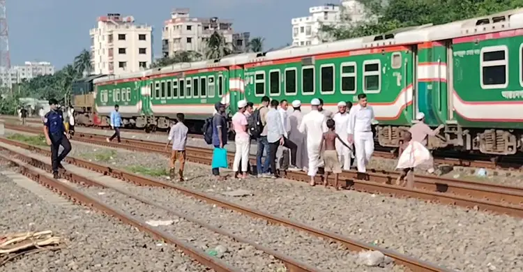 গাজীপুরে ট্রেন লাইনচ্যুত, বিকল্প লাইনে রেল যোগাযোগ অব্যাহত