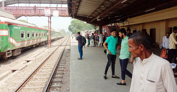 টিকিটবিহীন যাত্রী উঠতে না দেওয়ায় ট্রেনে স্বাচ্ছন্দ্যের ঈদযাত্রা