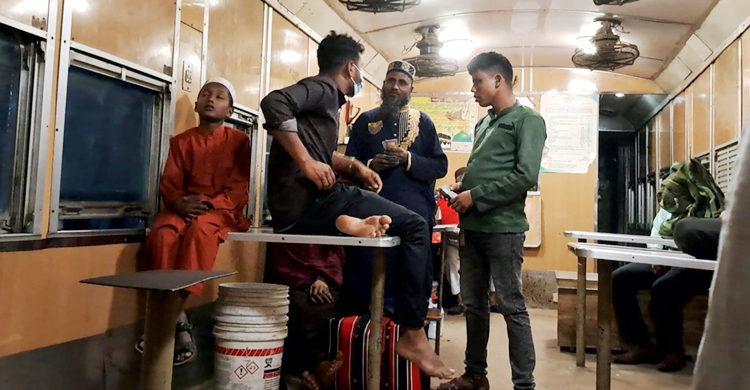 নামেই খাবার গাড়ি, যেখানে চলে সেবার নামে টুল ব্যবসা