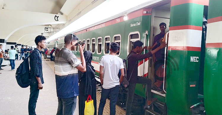 ঈদযাত্রার প্রথম দিনে চলছে ৫২ জোড়া ট্রেন