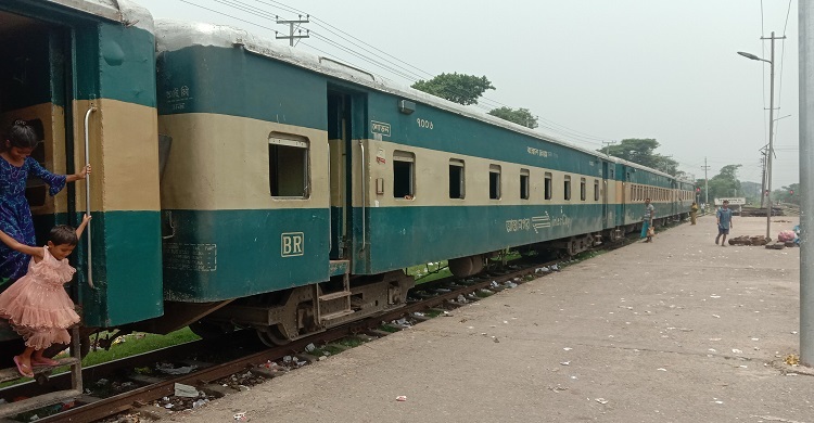 লাইনচ্যুত ‘ইঞ্জিন রেখেই’ চলে গেলো ট্রেন