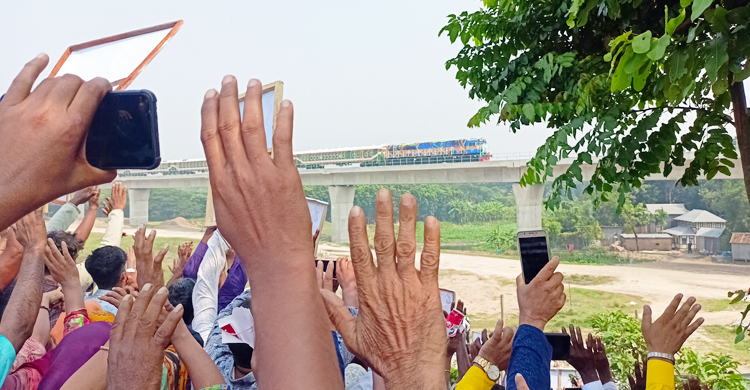 প্রধানমন্ত্রীর ট্রেন নাওডোবায়, হাজারও মানুষের বাঁধভাঙা উল্লাস