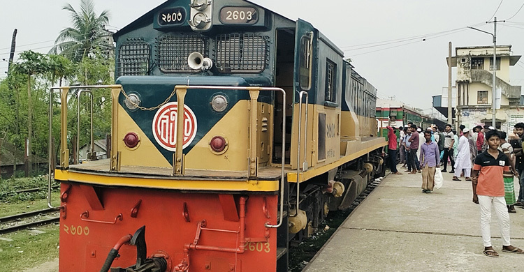 ৩ ঘণ্টা পর ভৈরব স্টেশন ছেড়ে গেলো কিশোরগঞ্জ এক্সপ্রেস