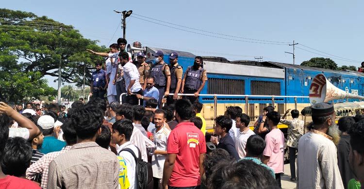 ভৈরবে ট্রেন থামিয়ে জেলা ঘোষণার দাবিতে বিক্ষোভ