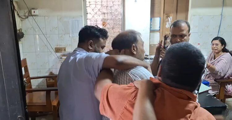 খুচরা না দেওয়ায় যাত্রীকে লাঞ্ছিত করলেন হেড বুকিং