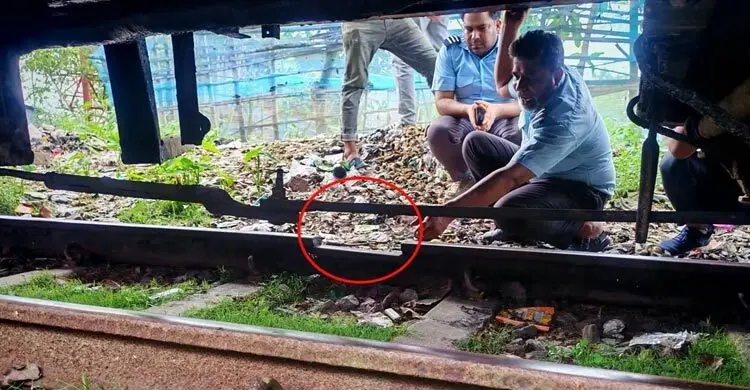 হকারদের তৎপরতায় রক্ষা পেলো যাত্রীবাহী ট্রেন