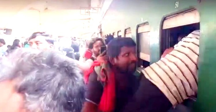 জানালা দিয়েই ট্রেনে উঠছেন যাত্রীরা
