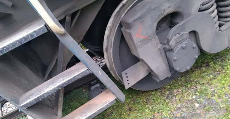 নেত্রকোনার পূর্বধলা উপজেলায় ময়মনসিংহ থেকে ঝারিয়াগামী ঝারিয়া লোকাল ট্রেনের ইঞ্জিন লাইনচ্যুত হয়েছে। এ ঘটনার পর ময়মনসিংহ থেকে ঝারিয়া রুটে ট্রেন চলাচল বন্ধ রয়েছে