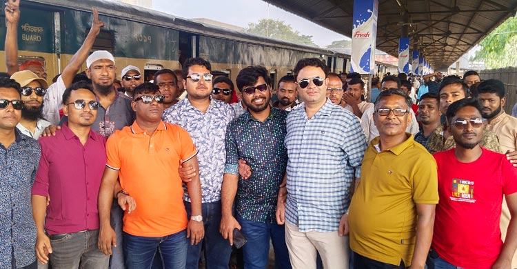 দেশে ফিরছেন বিএনপি চেয়ারপারসন ও সাবেক প্রধানমন্ত্রী বেগম খালেদা জিয়া। বিশেষ রাজকীয় বিমানে (অত্যাধুনিক এয়ার অ্যাম্বুলেন্স) ঢাকার উদ্দেশ্যে রওয়ানা হয়েছেন