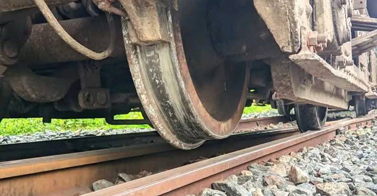 রংপুরে কমিউটার ট্রেনের ৬ বগি লাইনচ্যুত