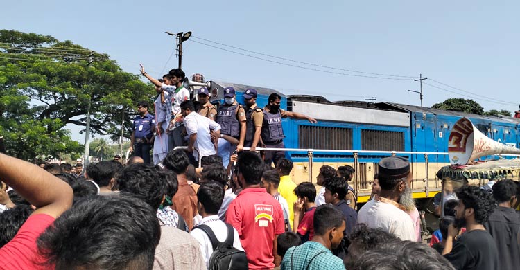 ভৈরবে ট্রেন থামিয়ে জেলা ঘোষণার দাবিতে বিক্ষোভ
