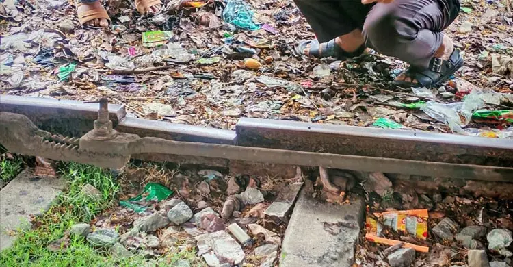 হকারদের তৎপরতায় রক্ষা পেলো যাত্রীবাহী ট্রেন