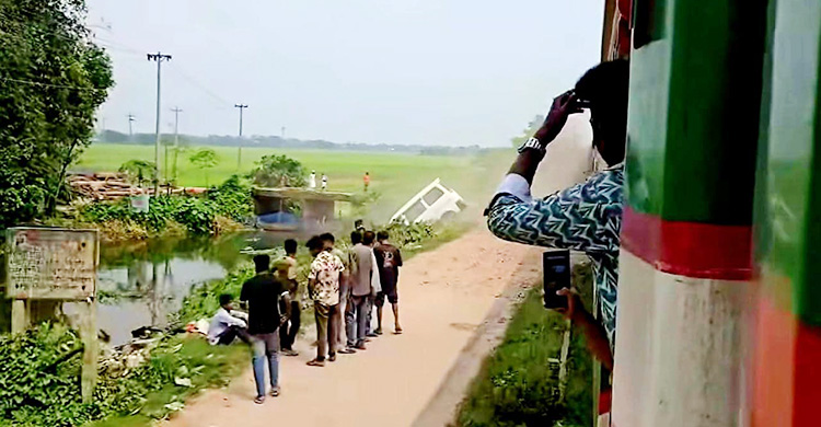 ক্রসিংয়ে আটক গেল মাইক্রোবাস, ট্রেনের ধাক্কায় পড়লো খাদে