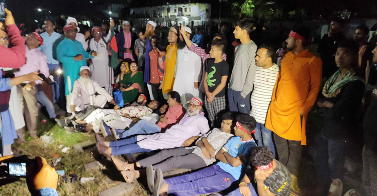 রেললাইনে শুয়ে পড়ে ‘বিজয় এক্সপ্রেস’ চলাচলে বাধা আন্দোলনকারীদের