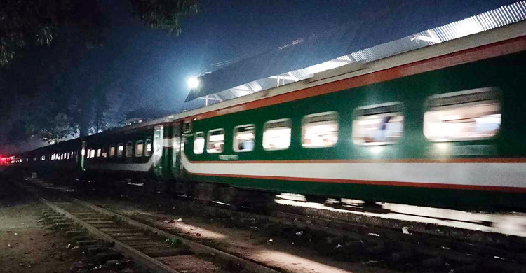 দুই বগি রেখেই ছুটে চললো ‘বিজয় এক্সপ্রেস’