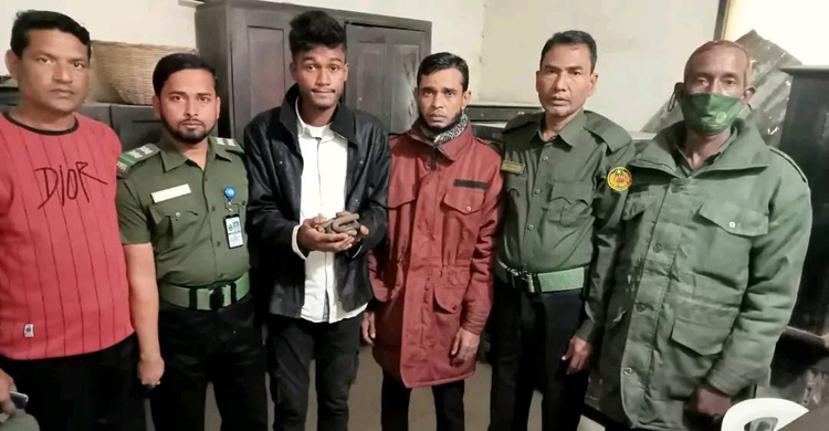 রেললাইনের ক্লিপ খোলার সময় যুবক আটক