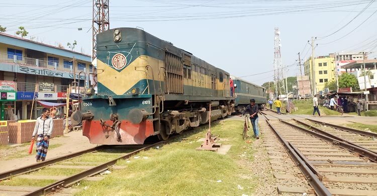 রাজবাড়ীতে লাইনচ্যুত ট্রেন উদ্ধার, ৩ ঘণ্টা পর যোগাযোগ স্বাভাবিক