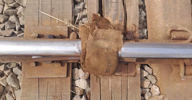 রেললাইন ভাঙা, বস্তা গুঁজে চলছে ট্রেন