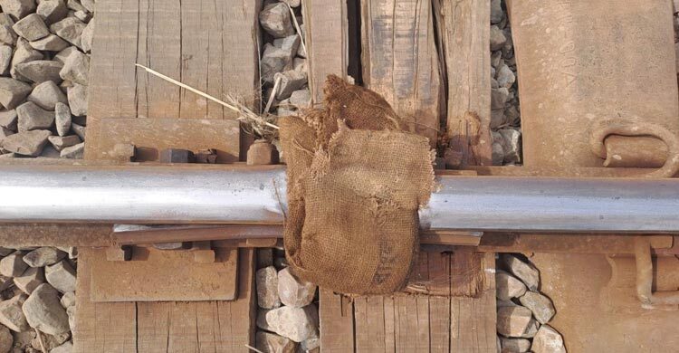 নাটোরে ভাঙা রেললাইন মেরামতের পর ট্রেন চলাচল স্বাভাবিক