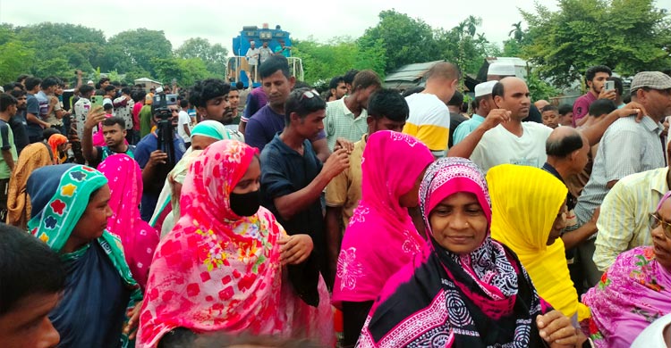 যাত্রা বিরতির দাবিতে পঞ্চগড় এক্সপ্রেস আটকে বিক্ষোভ