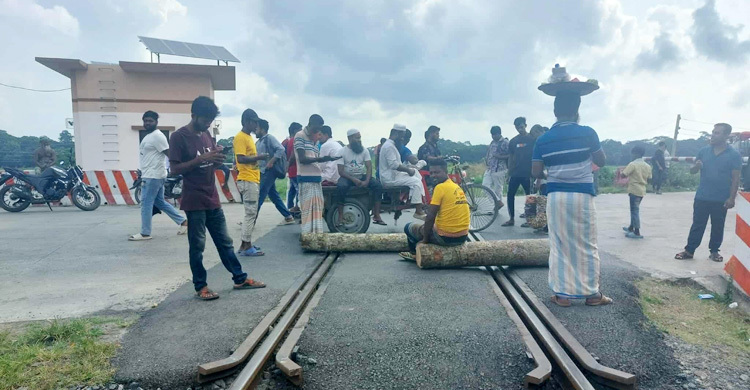 ফরিদপুরে রেলপথ অবরোধ, ট্রেন চলাচল বন্ধ