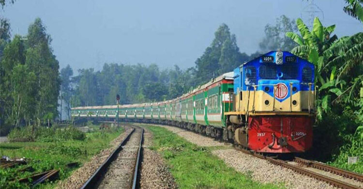 গাজীপুরে চলন্ত ট্রেন থেকে পড়ে যুবক নিহত