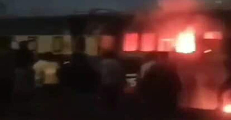 তেজগাঁওয়ে ট্রেনের পরিত্যক্ত বগিতে আগুন, হাতেনাতে আটক ২