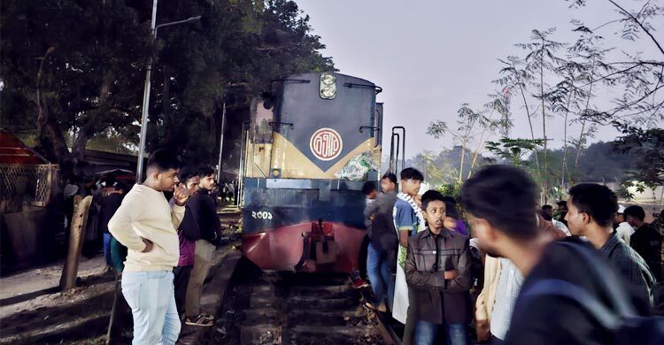 গাজীপুরে বলাকা কমিউটার ট্রেনের ইঞ্জিন বিকল