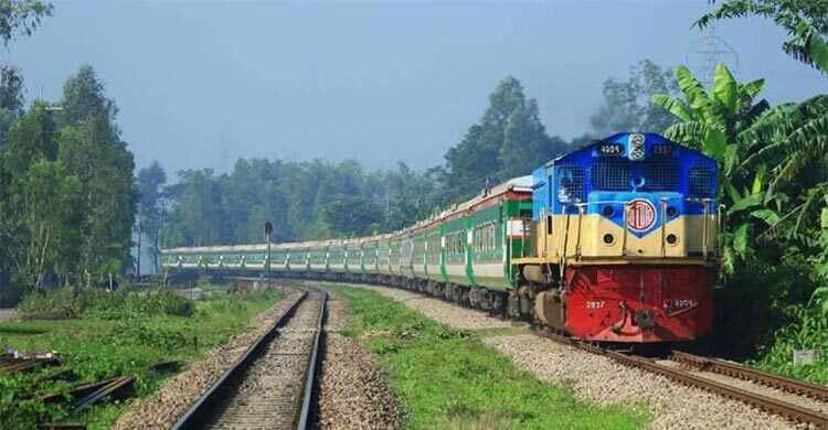 ট্রেনে ভুল করে ফেলে যান মোবাইল ফোন-ব্যাগ, ৯৯৯ ফোনকলে উদ্ধার