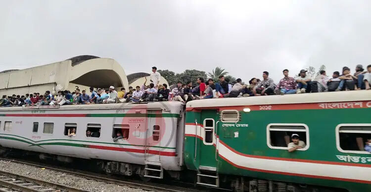 Eid travel surge: Trains overcrowded, passengers ride on roofs
