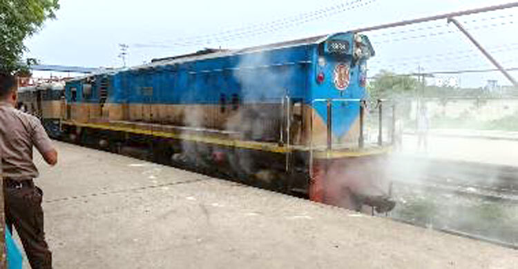 অগ্নিবীণা এক্সপ্রেসের ইঞ্জিনে আগুন