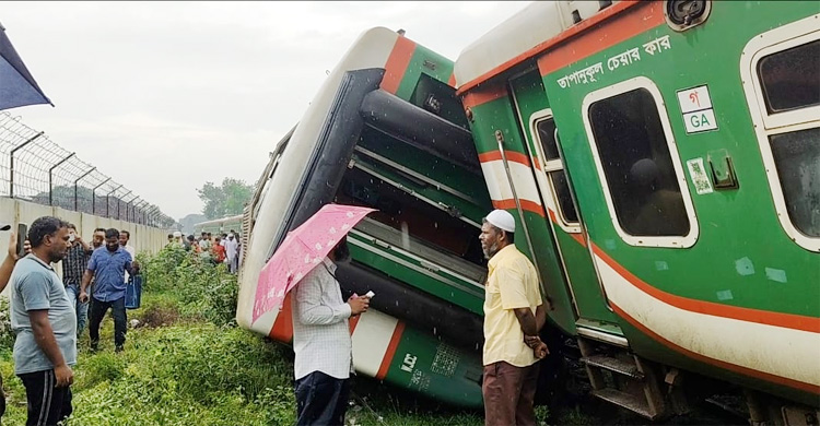 লালমনিরহাটে দুই ট্রেনের সংঘর্ষ
