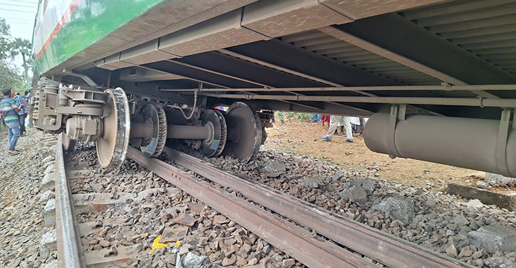 ট্রেনটা হঠাৎ কেঁপে উঠলো, তারপরই দেখি মানুষ চিৎকার করছে