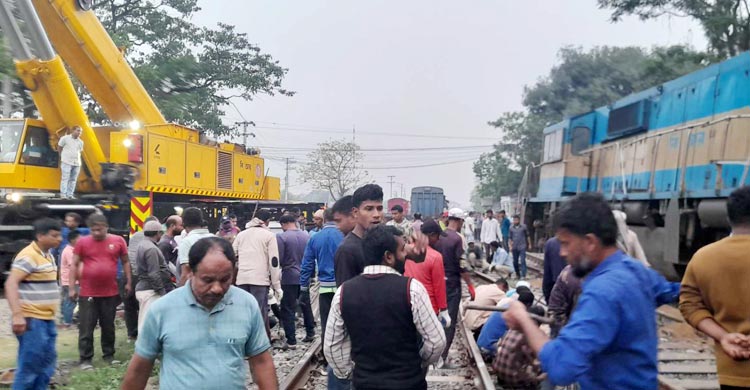 ৬ ঘণ্টা পর ঢাকা-খুলনা রুটে ট্রেন চলাচল স্বাভাবিক