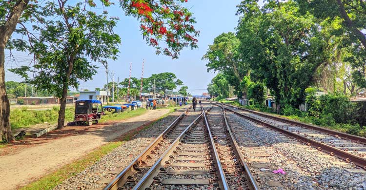 তাপমাত্রা বাড়লেই কমছে ট্রেনের গতি