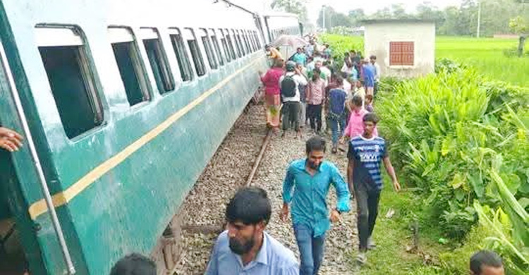 রংপুরে কমিউটার ট্রেনের ৬ বগি লাইনচ্যুত