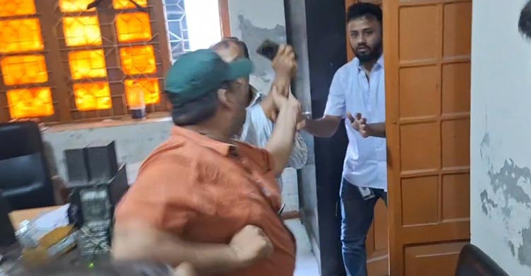 জয়পুরহাট রেলস্টেশন/ খুচরা না দেওয়ায় যাত্রীকে লাঞ্ছিত করলেন হেড বুকিং 